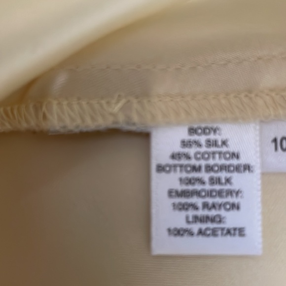 Beautiful Ann Taylor mid skirt. The skirt is lined and has silk embroidered. - Picture 5 of 5